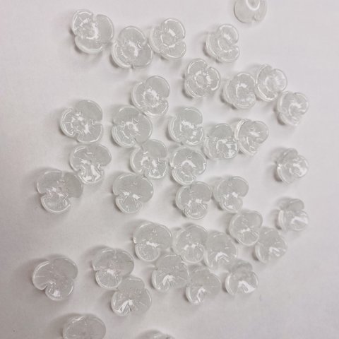 C17　ミニガラスビーズ15個 ペタル パンジー花びら 花弁ホワイト