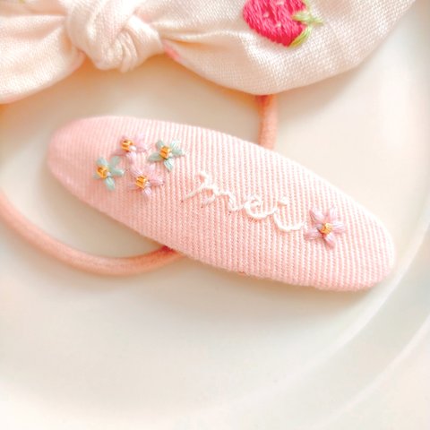 【セミオーダー】小花刺繍の名前ぱっちんピン