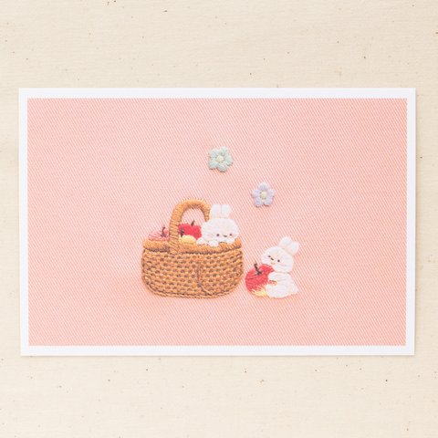 1．刺繍イラスト　ポストカード　『うさぎとりんご』