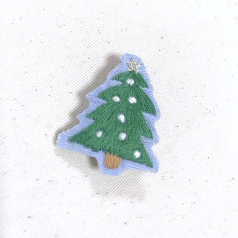 クリスマスツリーの刺繍ブローチ