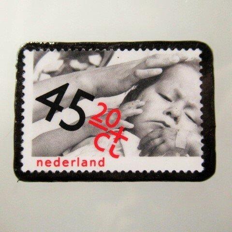 オランダ　1979年「児童福祉」切手ブローチ5445