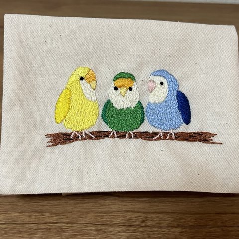 コザクラインコの刺繍ポケットティッシュケース　コザクラ三兄弟