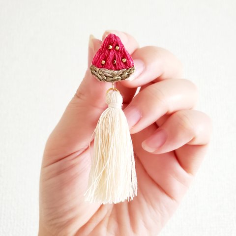 スイカの刺繍ピアス