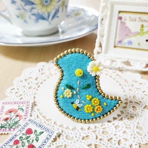 青空にミモザ咲く小鳥さん✽風景ブローチ〈フェルト・刺繍〉