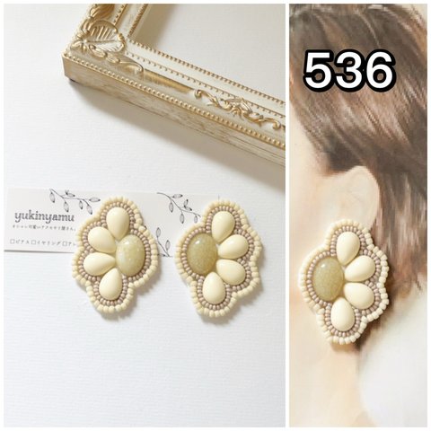 536/ビーズ刺繍　フラワー　花弁　イヤリング　ピアス
