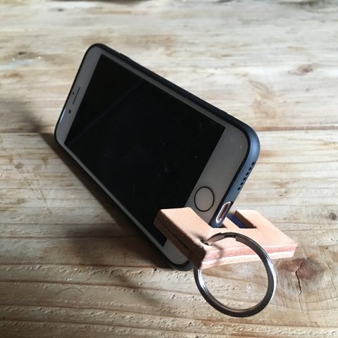 本革ヌメ iPhoneスタンド キーホルダー 総手縫