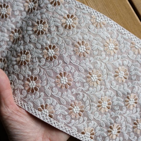 70cmカット済み　【インド刺繍リボン】　幅広　シルク　刺繍リボン   【ピンクベージュ】