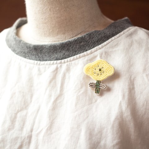 Little Flower＊ビーズ刺繍ブローチ（lemon＆silver）│レモンイエローとシルバーの小さなお花│ポピー