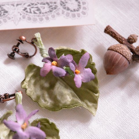 紫スミレの片耳イヤリング〜布花