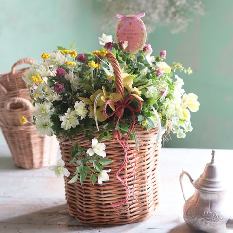 グリーンアイズの垂れる母の日花束植え