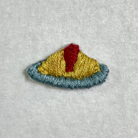 オムライス ／ 刺繍ブローチ(小)