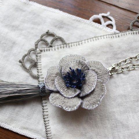 立体刺繍の花のバッグチャーム