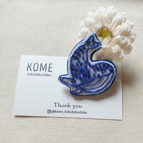 くじら　刺繍ブローチ