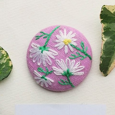 刺繍くるみボタン(ヘアゴム/ブローチ)マーガレット