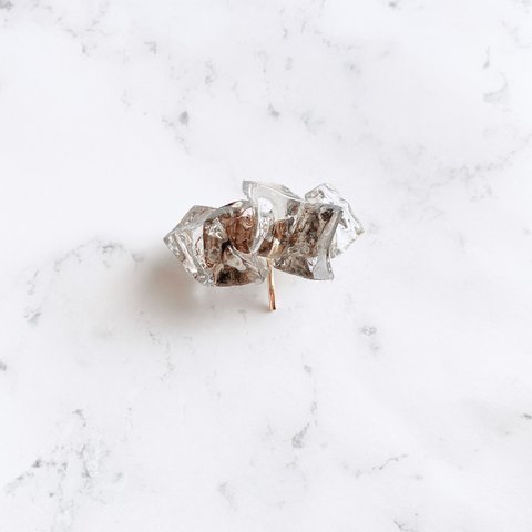 《送料無料》ブラックグレー　モノトーン　アイスロック　ポニーフック　氷　結晶　水晶　天然石