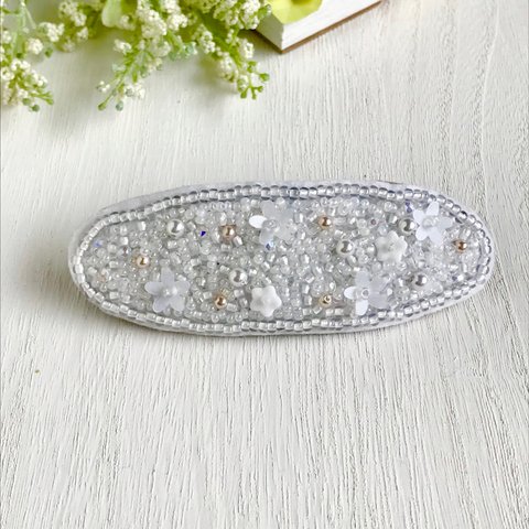 ビーズ刺繍のバレッタ