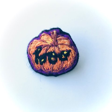秋の手刺繍ブローチ　（ハロウィンかぼちゃ）