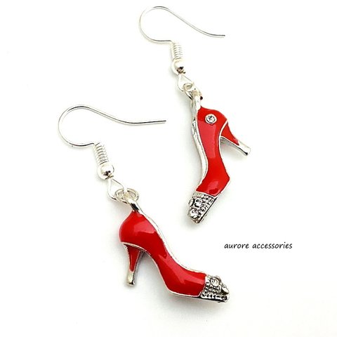 high‐heeled shoes pierced earrings　ハイヒール　揺れる　靴　シューズ　レッド　赤