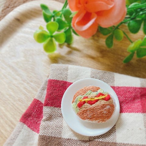 ホットドックロールパンな刺繍ブローチ