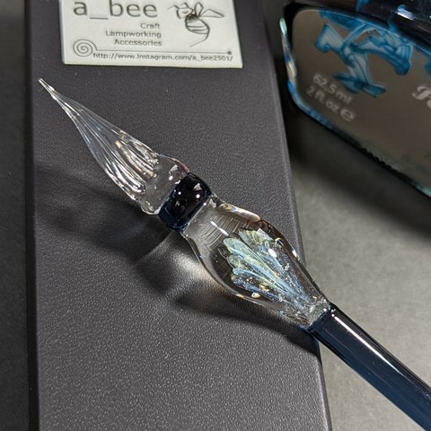 【新作・再販】a_beeの水上花火ガラスペン・ブルーブラック色軸（化粧箱付き）