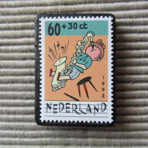 オランダ　子供の音楽切手ブローチ4781