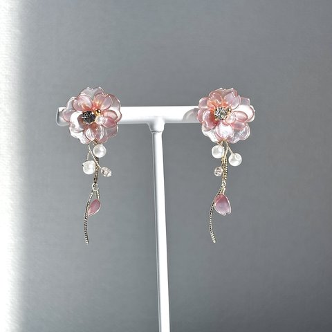 揺れる桜のピアス