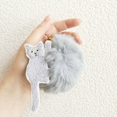 ファーバッグチャーム 刺繍の猫 グレー