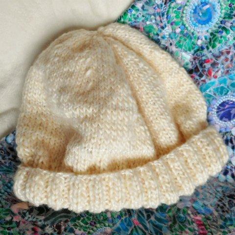 並太アイボリー単色の手編み帽子(所々に艶)