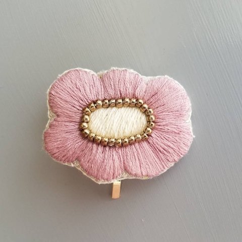 お花の刺繍　ポニーフック　北欧　ビーズ　くすみカラー