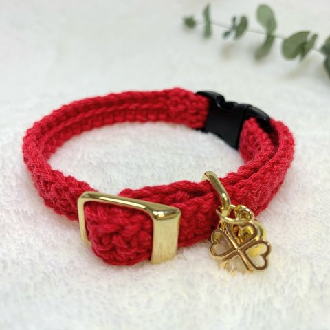 ねこさん首輪🐈赤＊クローバーチャーム付＊コットン素材の手編み猫用首輪です♪