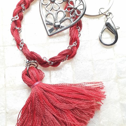 赤い刺繍糸のキーホルダー　取り外せるハートのチャームとタッセル付き