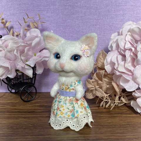 お花のワンピースを着た白猫　羊毛フェルト　ハンドメイド