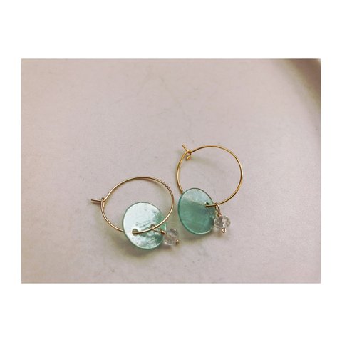 ブルーシェルとクリスタルのループピアス♡