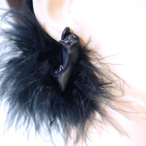 黒猫があなたの耳にぶらさがるピアス & イヤリング (ファー付き)