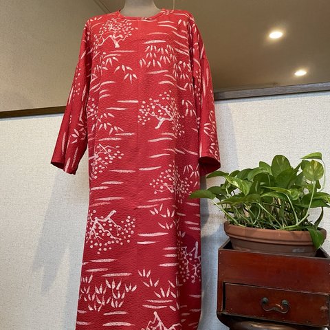春夏　着物リメイク　お洒落にゆったり体型カバー　着物ワンピース　赤　しなやか素材