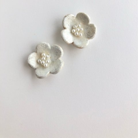 オーブン陶土の白いお花ピアス