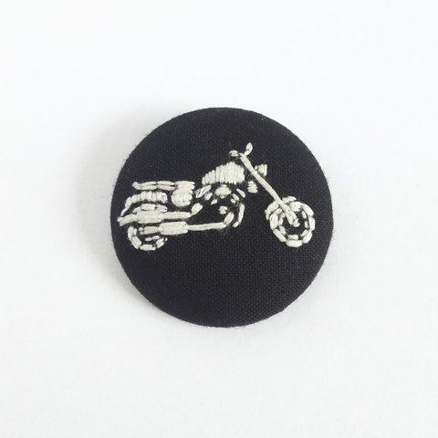 ブローチ38mm〈アメリカンバイク刺繍のモノトーンブローチ〉