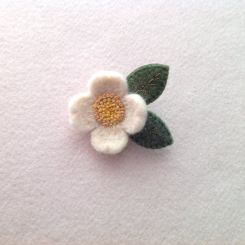 羊毛の白いお花のブローチ