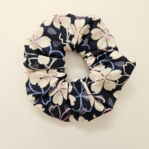 和柄のシュシュ     桜　-scrunchie-