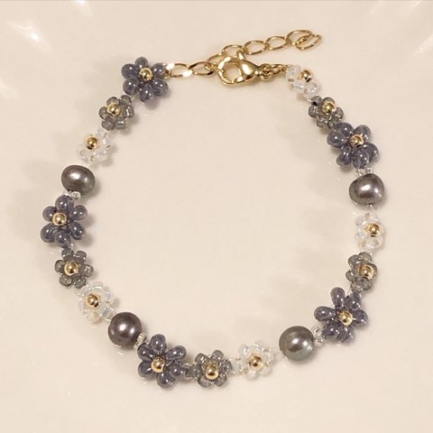 黒淡水パールとパールグレーのお花のビーズブレスレット / Freshwater pearls & beaded flowers bracelet