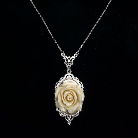 白薔薇のネックレス