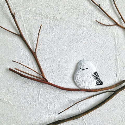 「シマエナガ：北海道の雪の妖精」陶土ブローチ