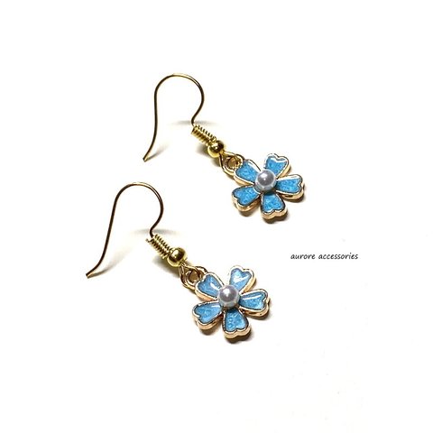 blue pierced earrings　ブルー　フラワー　花　青　小さめ　小ぶり　上品　シンプル　