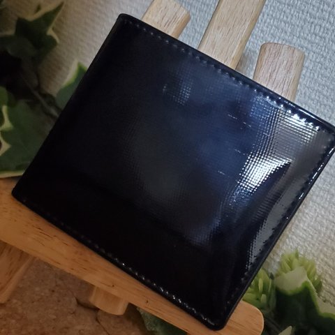 パテントレザー　財布　折財布　カード10枚収納　大容量　コンパクト　艶　エナメル　ブラック