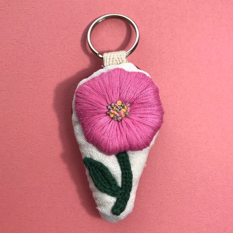 こんもり刺繍のクッションキーホルダー（ピンク）