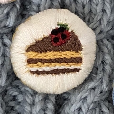 苺のチョコレートケーキ刺繍ブローチ