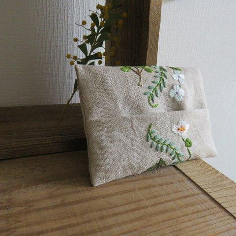 ポケットティッシュケース　自由な草花の刺繍