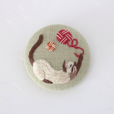 シャム猫と毛糸　手刺繍ブローチ/ヘアゴム