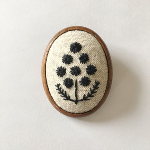 【木枠のブローチ】黒の1色刺繍のお花 ／ リネン