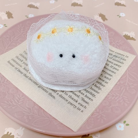 お花のカチューシャをつけたカップケーキちゃんのぬいぐるみ